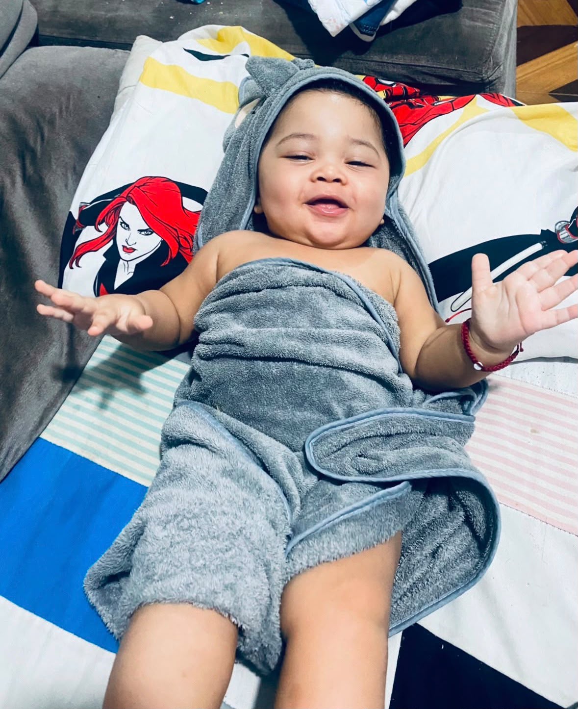 Ravi sorrindo em seu cantinho